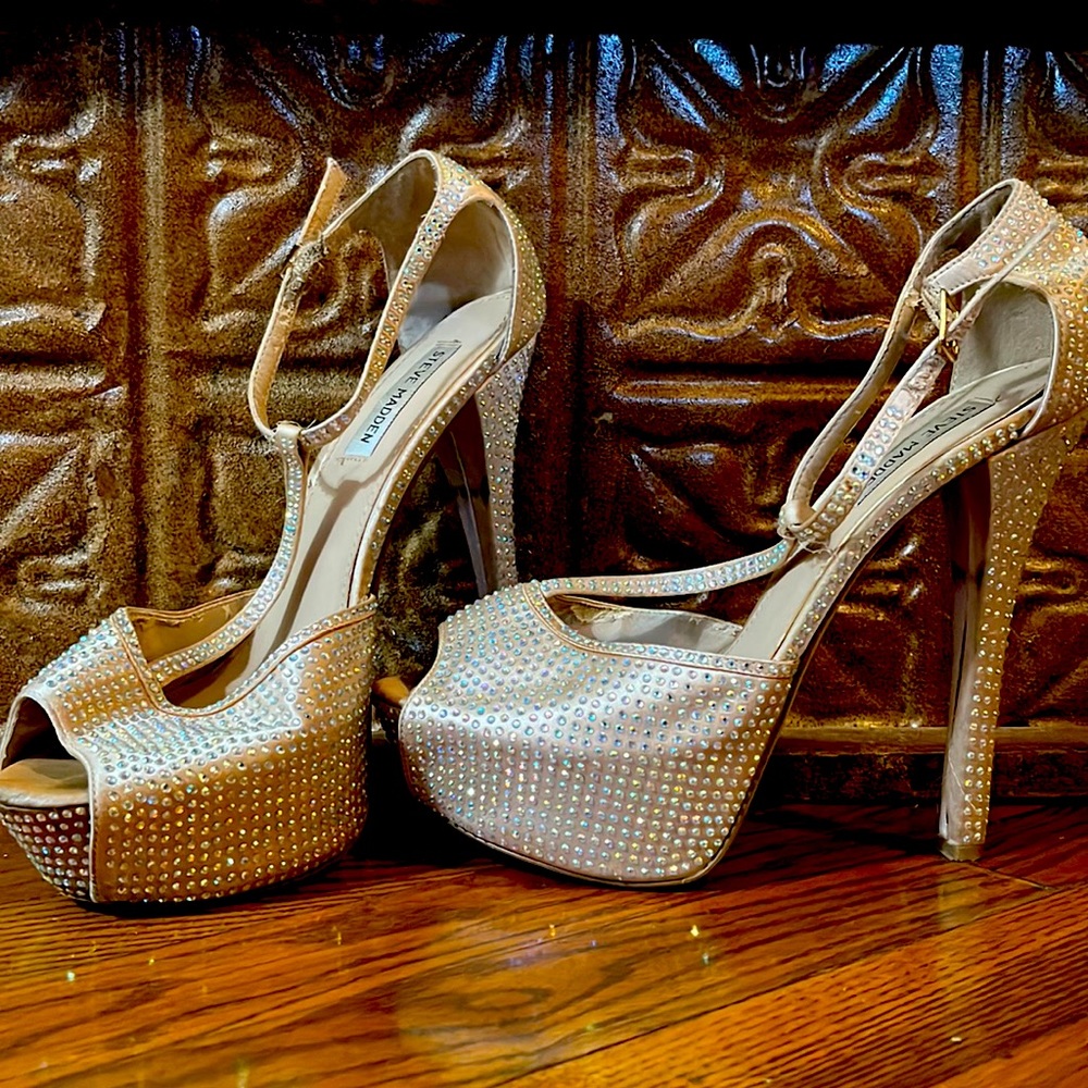 Steve Madden Champagne and rhinestone shoes
